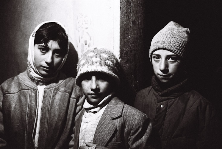 1998 Roemenië, 3 zigeunerkinderen in Mitocu Dragomimei
